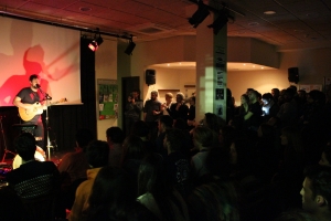 Concert de Pau Vallvé (sol+looper) a l'aniversari dels 10 anys dels Dijous a L'Hotel